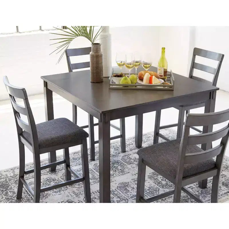 Set van 5 Bridson-eettafel en barkrukken op aanrechthoogte, grijs - Signature Design by Ashley: eigentijdse matte afwerking, gestoffeerde zittingen
