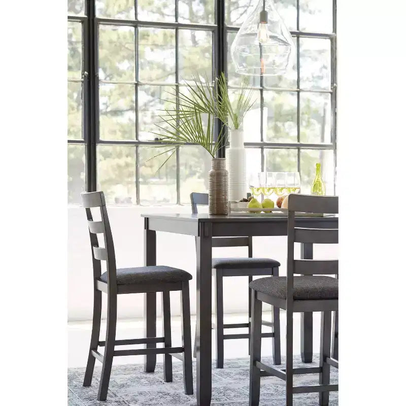 Set van 5 Bridson-eettafel en barkrukken op aanrechthoogte, grijs - Signature Design by Ashley: eigentijdse matte afwerking, gestoffeerde zittingen